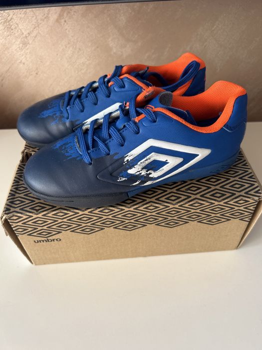 Детски стоножки за футбол umbro, номер 30