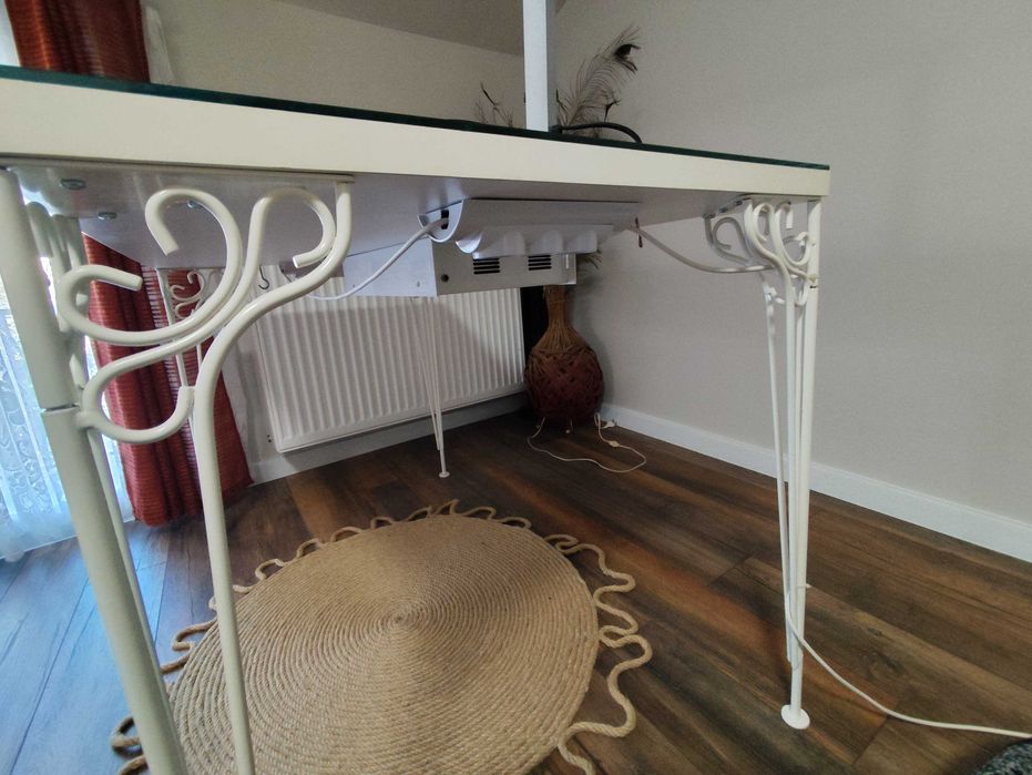 Маса за маникюр с  прахоуловител и лампа