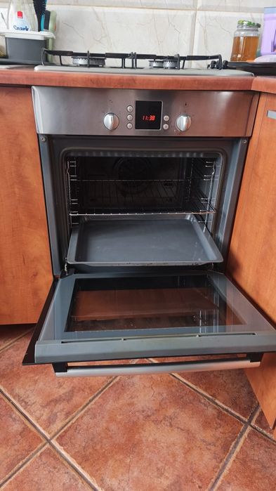 Vând pachet cuptor electric incorporabil Bosch HBN230250E și plita pe