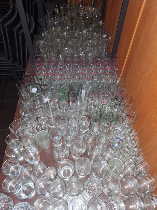 200 чащи за бира, уиски, вода, кани за вино и вода