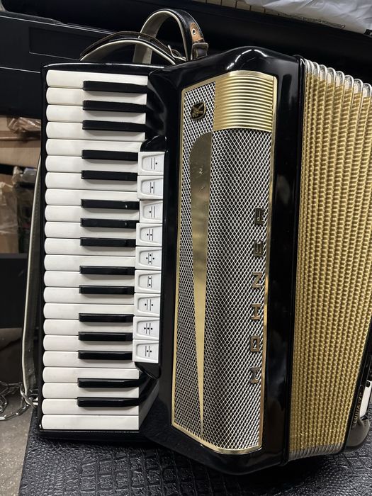 Acordeon Hohner Lucia 4p cu 96 de basi