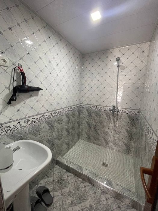 Registon maydoni roparasida joylashgan hostel