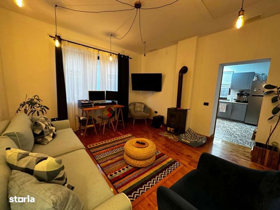 Proprietate independentă energetic format din 2 case si anexe