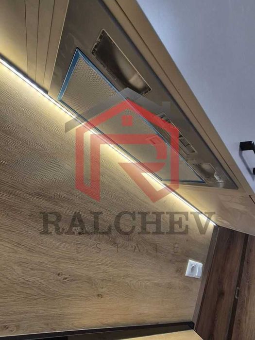 Дава се под наем Двустаен апартамент в Варна, Център - 75 кв.м за 612 € - Снимка #2