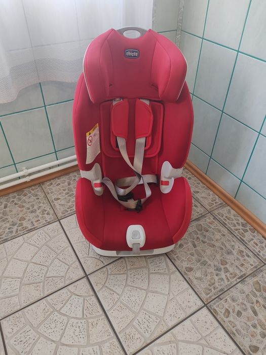 Vand scaun Chicco Seat Up, in stare foarte buna. Husele au fost spalat