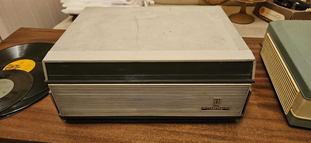 стар ретро магнетофон Grundig