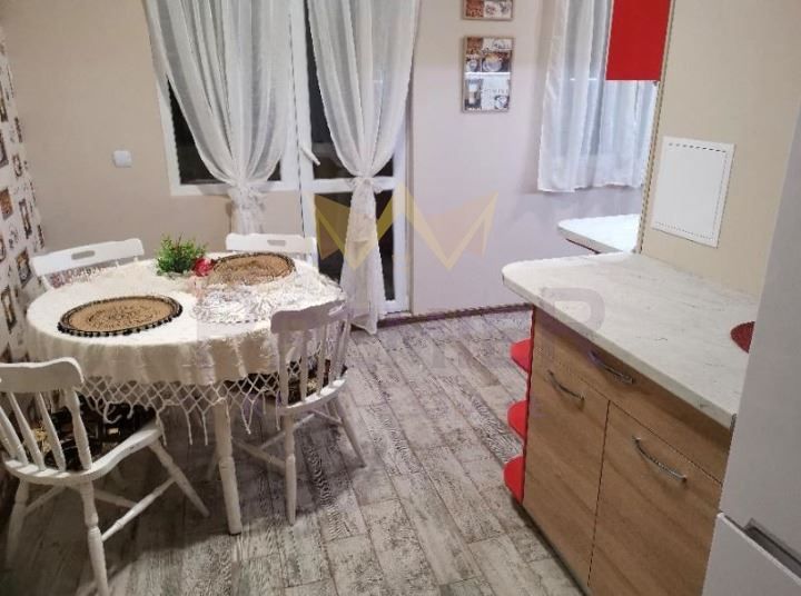 Дава се под наем Четиристаен апартамент в Варна, Цветен квартал - 100 кв.м за 612 € - Снимка #2