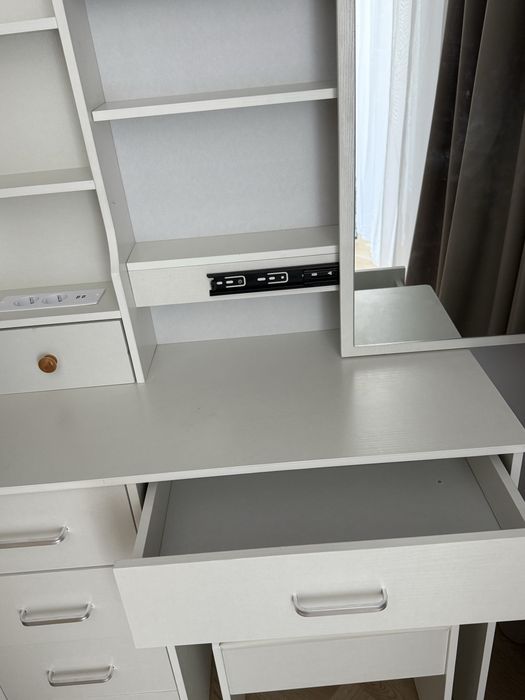 Masuta de toaleta pt machiaj cu oglinda iluminata, 5 sertare, taburet