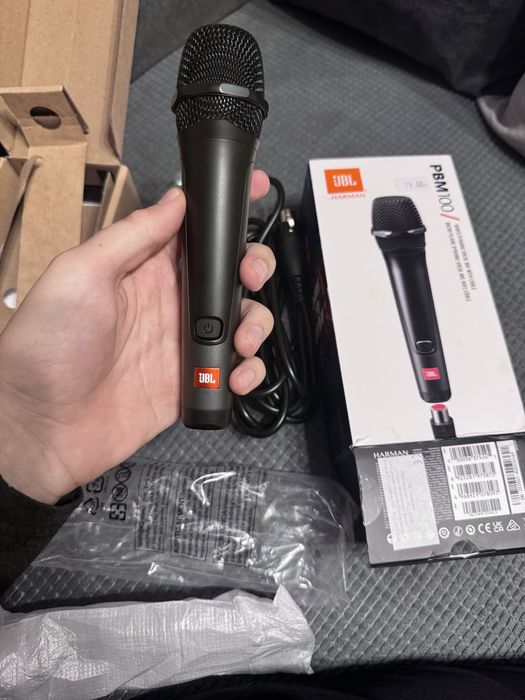 Продавам микрофон с кабел на JBL .