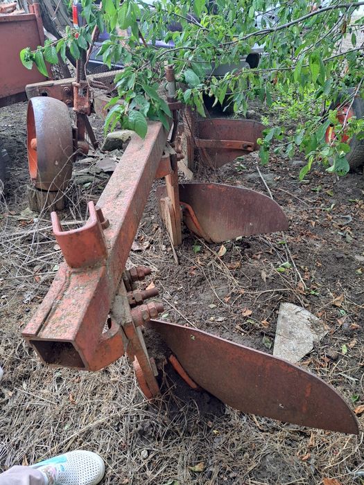 Плуг  с три гребла за голям трактор