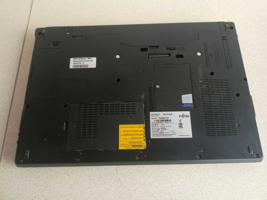 Laptop Fujitsu E556 display 15,6 Procesor I5-6200u ram 8 ddr4 SSD 256g