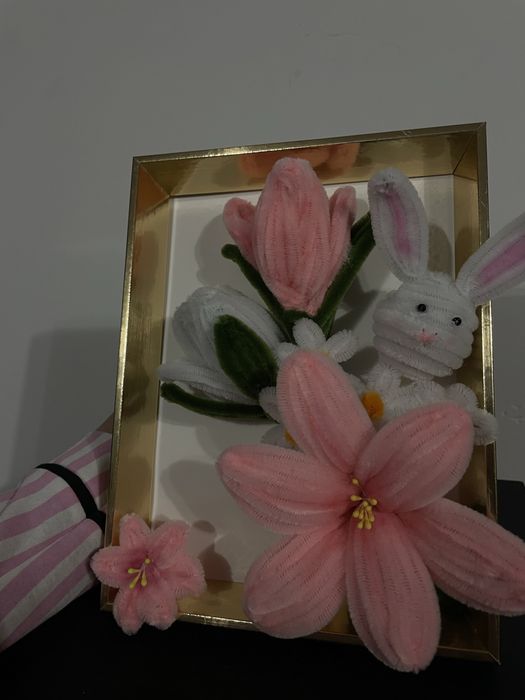 tablou de paste cu flori si iepuras din sarma plusata