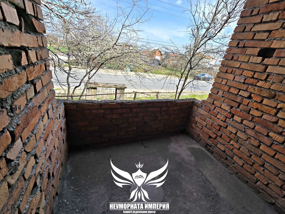 Продавам двуетажна къща 175РЗП и двор 890кв.м. с гараж в с.Кочево