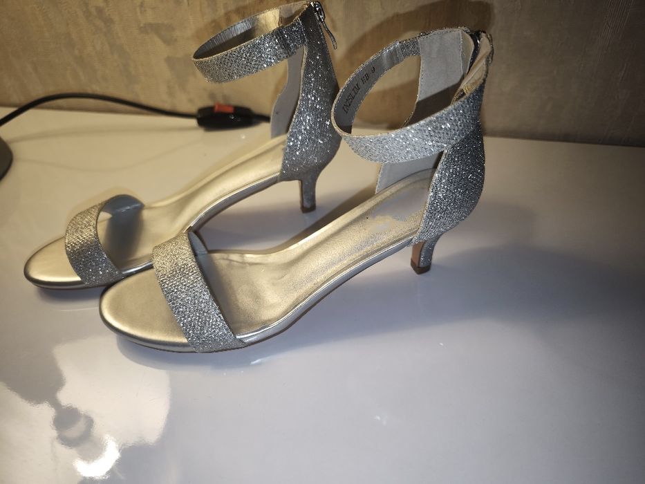 Босоножки серебряные