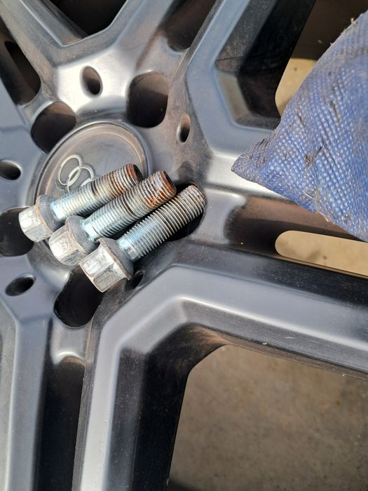 Продавам гуми с джанти за Audi