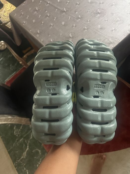 Crocs. Супер удобни.