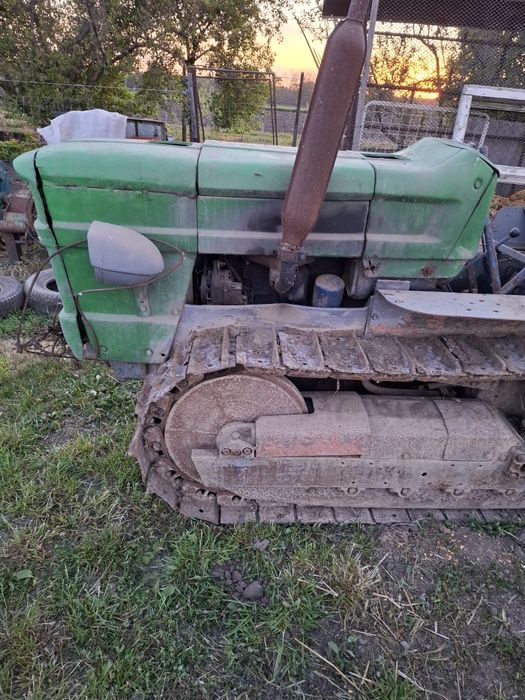 Vând plug trei brazde și tractor pe senile SV 445