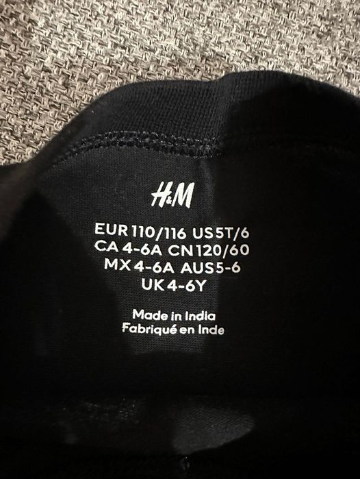Tricou H&M cu schelet. Mărimea 110-116