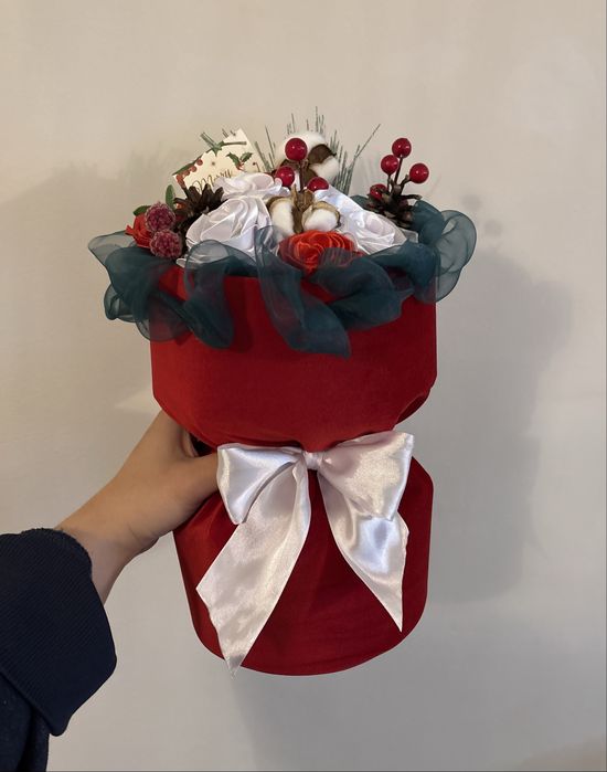 Ръчно изработени коледни букети със сатенени рози