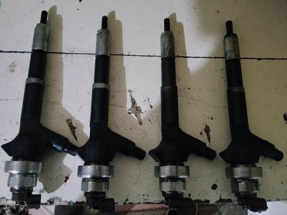 Se vând 4 injectoare