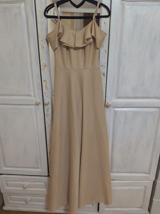 Дълга рокля в бежов цвят