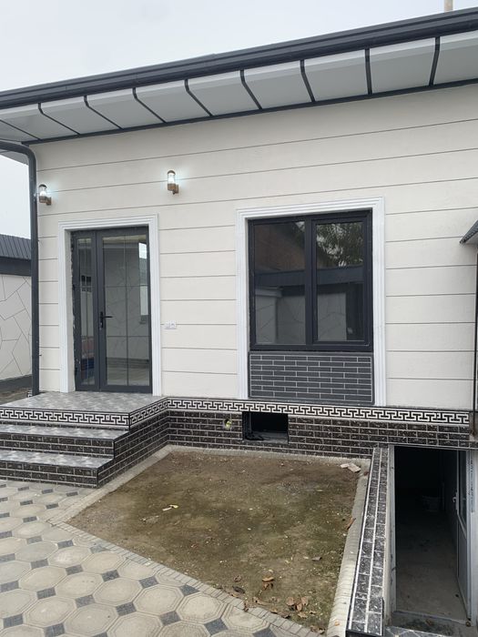 Yangi qurilgan uy sotiladi