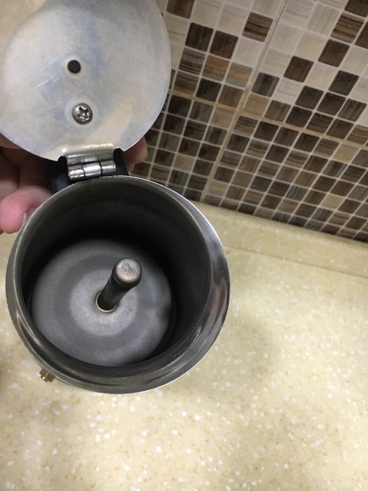 Продается гейзер,ваза,рюмки ,набор для сыпучих