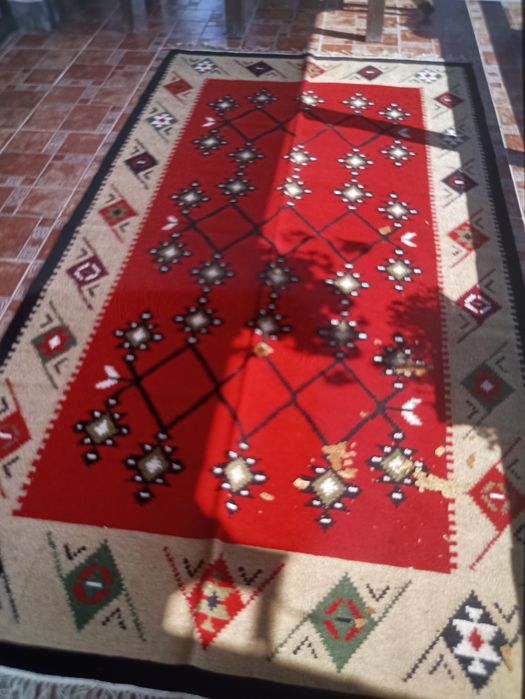 Covoare de lana vechi nefolosite ,au o vechime de aproximativ 40 ani