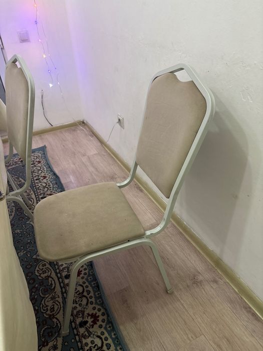 Стол и стулья кухонный