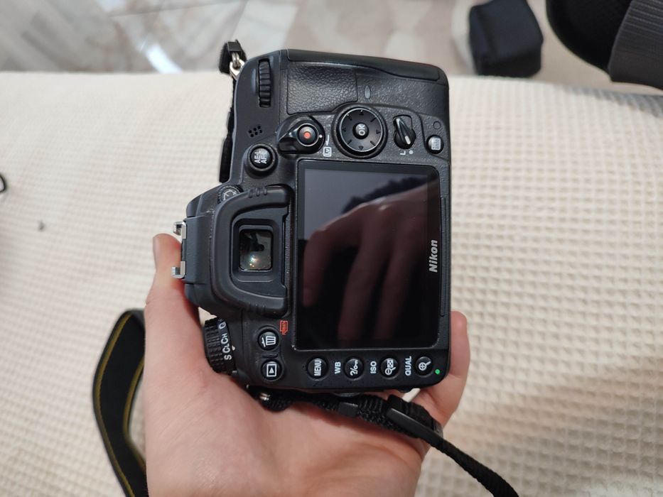 Nikon D7000 cu 3 obiective, blitz extern, grip, trepied, umbrela, ghio