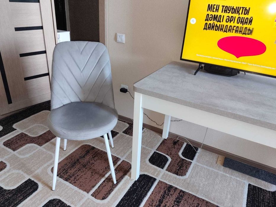 Продам стол, 4 стула со спинкой.