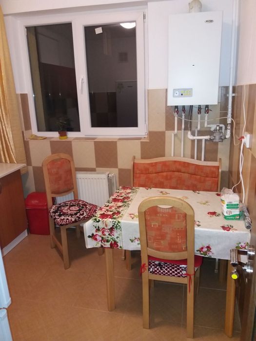 Camera de inchiriat la un apartament cu  3 camere.