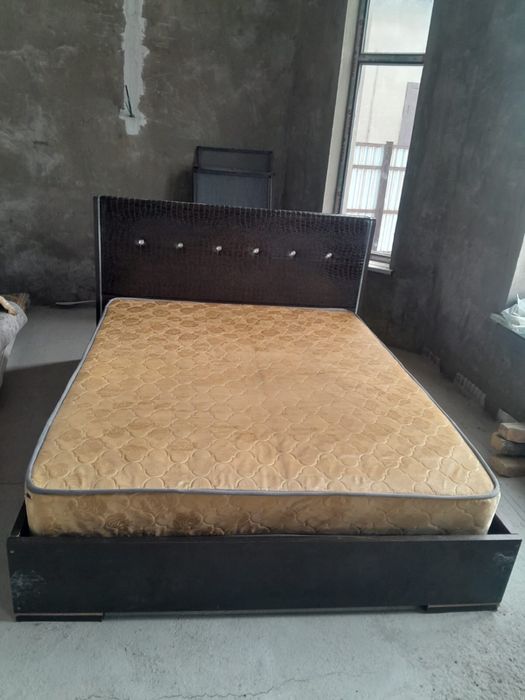 двухспальная кровать