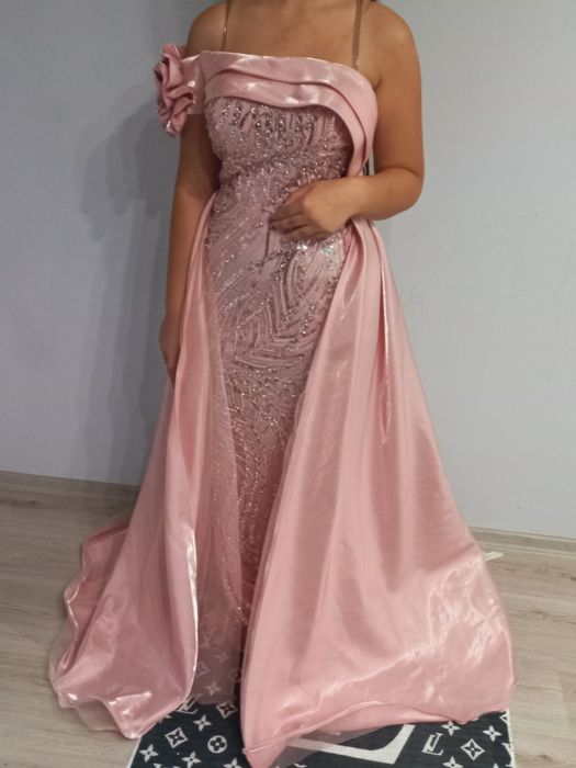 Продавам официална рокля