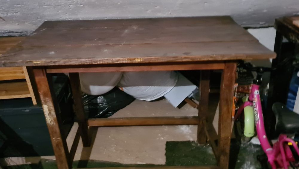 Vând masă rustică din lemn.