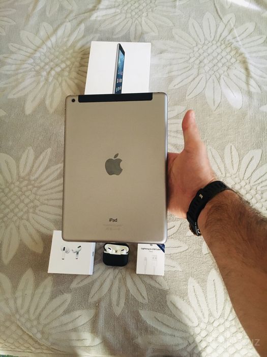 Оригинальный Apple iPad Air в одних руках+наушники Apple AirPods Pro
