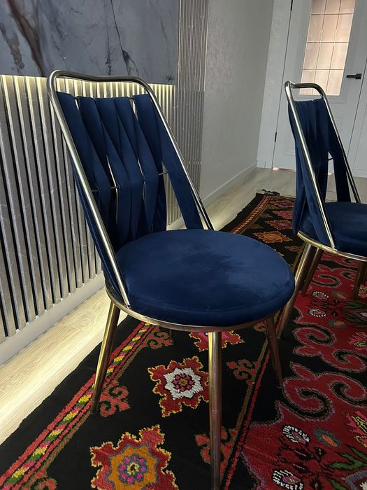 Кухонный стол и стулями