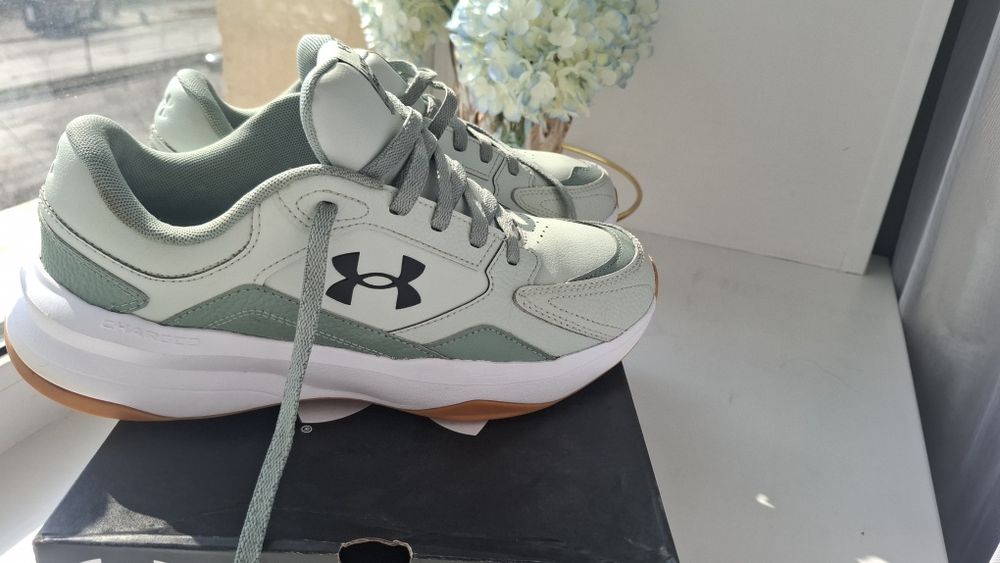 Продам кросовки орегенал Under armour