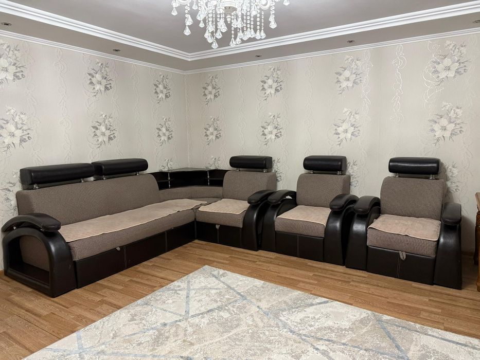 продам угловой диван , с 2 креслами