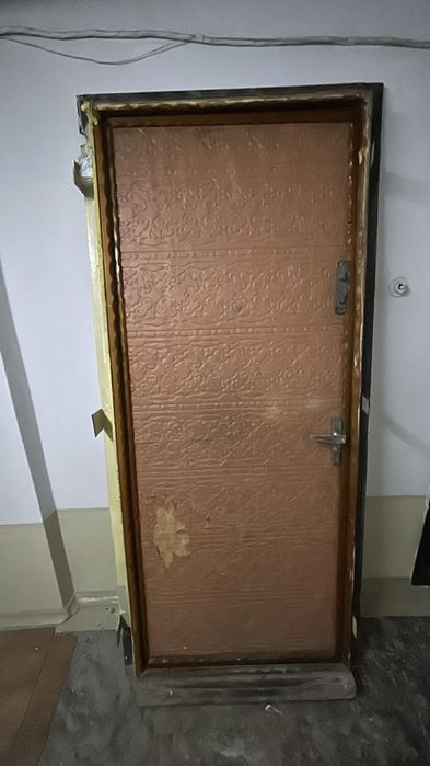 Входная железная дверь.