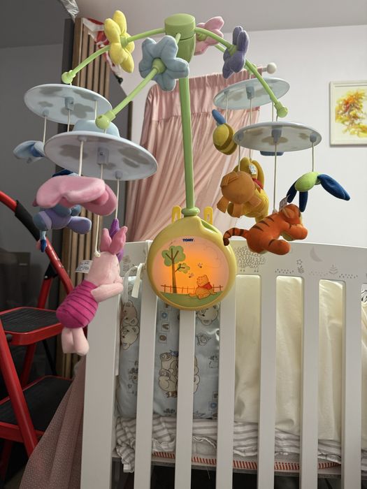 Бебешка ел въртележка за кошара музикална и се върти с светлини