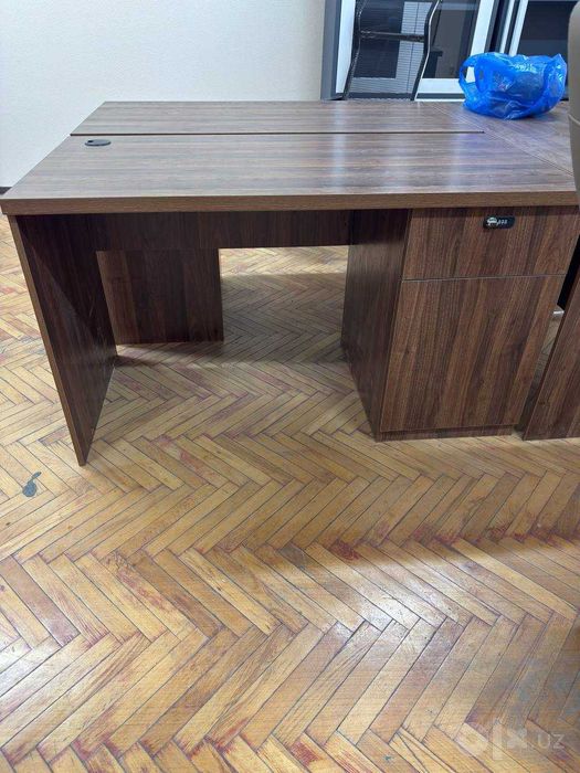 Письменный стол  с тумбочкой и с креслом