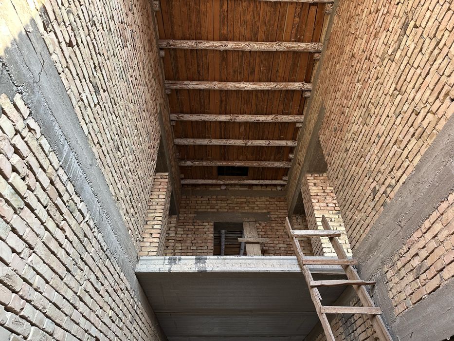 Двухэтажный дом Комунизм