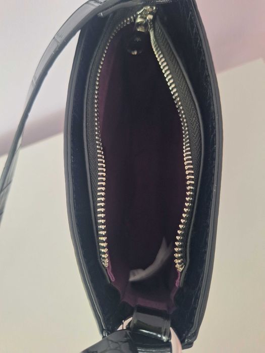 Черна лачена чантичка Pronta