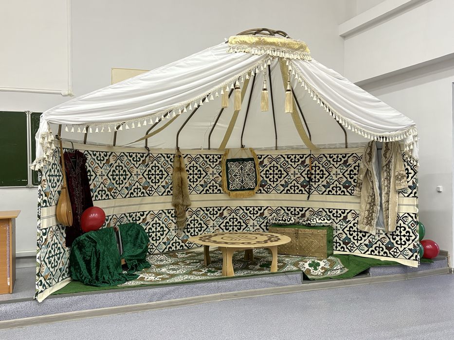 Аренда жарты киыз уй полуюрта шатер стол орындык посуда