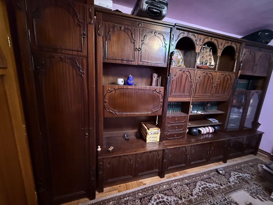 Mobila din lemn cu biblioteca este foarte practica compartimentata