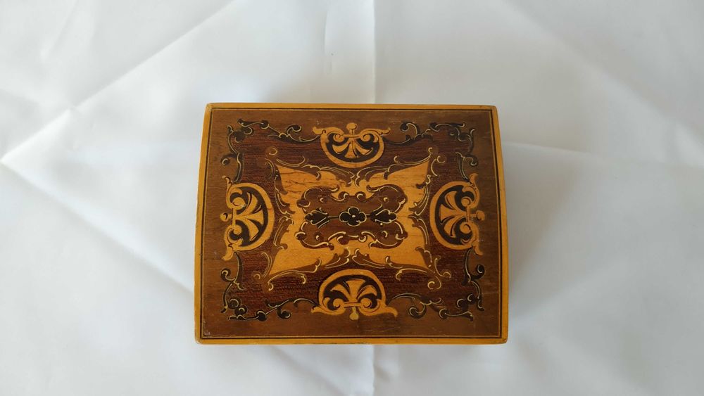 Стара дървена кутия за бижута - украсена с фурнир
