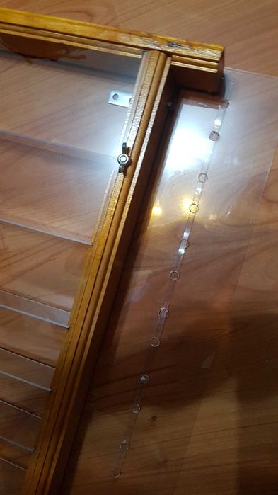 Vitrina pentru figurine, 380 x 970 mm, maxim 13 polite