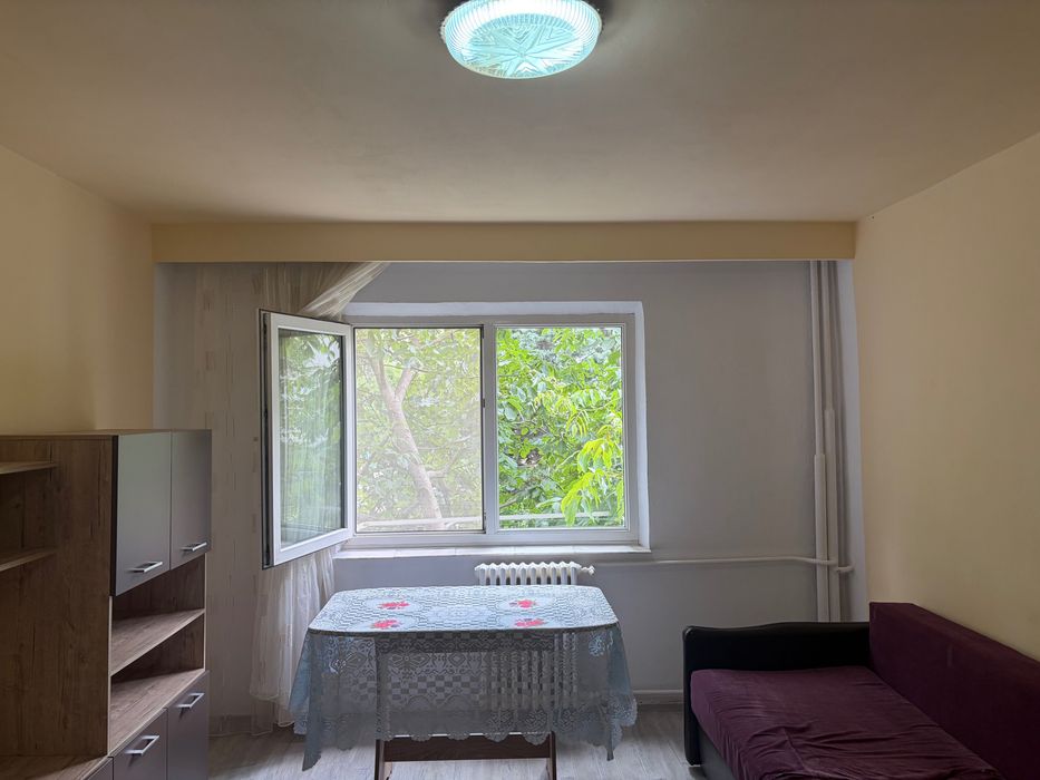 Ofer spre închiriere garsonieră în zona CET