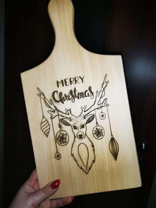 Дървена коледна дъска  за мезета с лазерна пирография Еленче